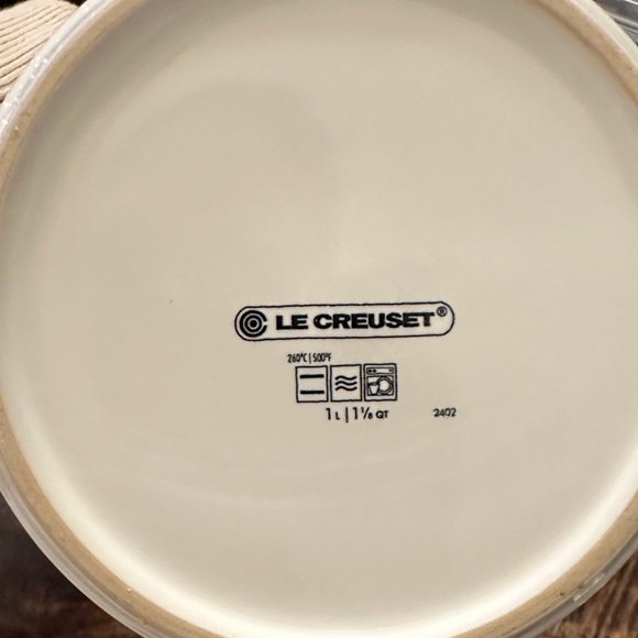 Le Creuset Classic White Stoneware Holder - Picture 4 of 4